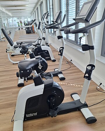Einige Fahrradergometer stehen nebeneinander im neuen Gesundheitszentrum Bruchsal.
