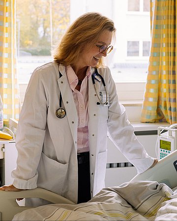 Menschen mit Behinderung Tanja Sappok am Bett eines Patienten