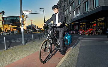 Cem Özdemir mit Rad auf dem Weg nach Hause