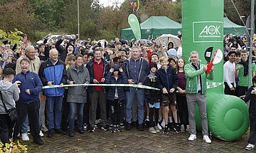 Startsignal in Flensburg Das Foto zeigt AOK-Serviceregionsleiter Stefan Kölpin mit weiteren Akteuren und den Schülerinnen und Schülern an der Startlinie.