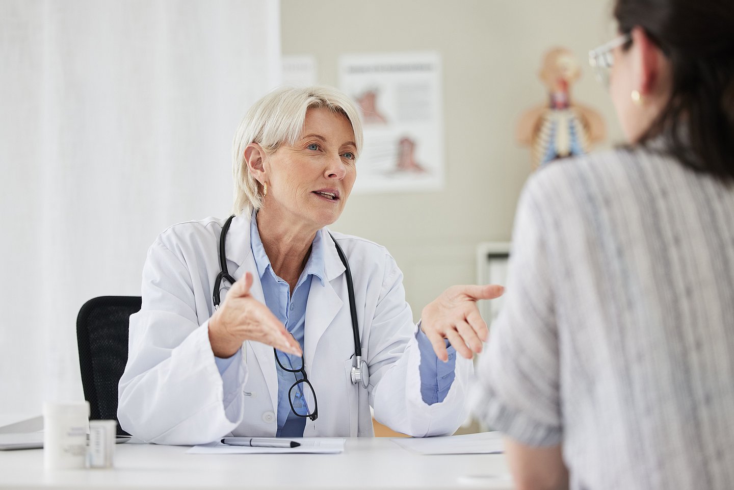 Ärztin berät Patientin im Gespräch