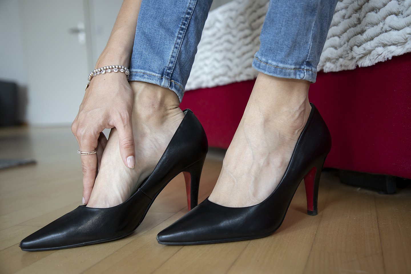 Foto: Eine Person in High Heels reibt sich ihren Fuß.