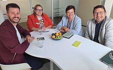 Pascal Haggenm&uuml;ller, Christina Beckh, Petra Spitzm&uuml;ller und Andreas Schneider sitzen gemeinsam an einem Tisch.