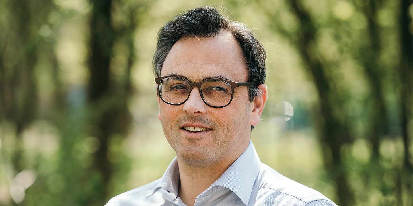 Foto: Porträt von Prof. Dr. med. Christian Karagiannidis, Pneumologe und Intensivmediziner an der Lungenklinik Köln-Merheim.