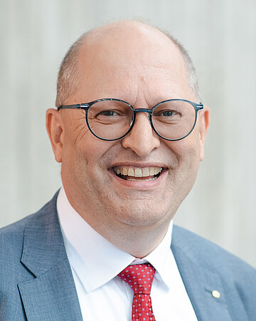 Foto: Portr&auml;tfoto von Stephan D&uuml;ll, Pr&auml;sident des Deutschen Lehrerverbandes