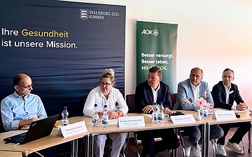 F&uuml;nf Teilnehmer der Pressekonferenz zum Schlaflabor der Waldburg-Zeil-Kliniken sitzen an einem Tisch.