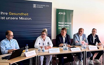 Pressekonferenz Schlaflabor Fünf Teilnehmer der Pressekonferenz zum Schlaflabor der Waldburg-Zeil-Kliniken sitzen an einem Tisch.