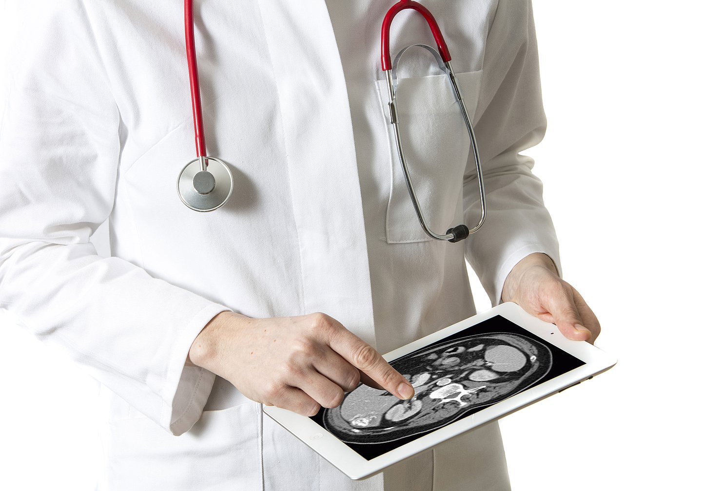 Ein Arzt betrachtet auf einem Tablet eine Röntgenaufnahme.