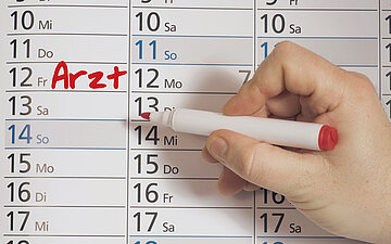 Foto: In einem Kalenderblatt ist mit rotem Textmarker "Arzt" als Termin eingetragen.