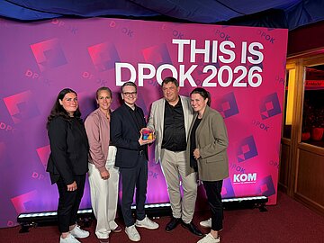 Gruppenfoto von der Preisverleihung des DPOK 2026 in Berlin. Von links nach rechts: Denise Ganter, Meike Esser, Stephan Jaroschek, Dr. J&ouml;rg Schweigard und Katharina Skacel.