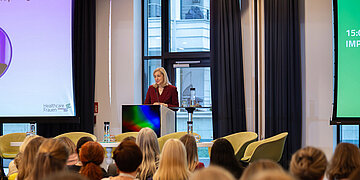 Foto: Bundesgesundheitsministerin Nina Warken auf dem Podium der Herbsttagung der "Healthcare Frauen&ldquo; (HCF) , vor ihr das Publikum.