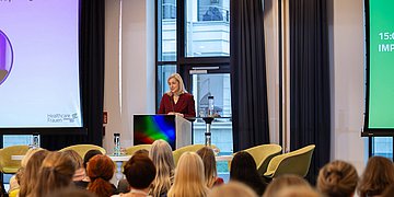 Foto: Bundesgesundheitsministerin Nina Warken auf dem Podium der Herbsttagung der "Healthcare Frauen“ (HCF) .