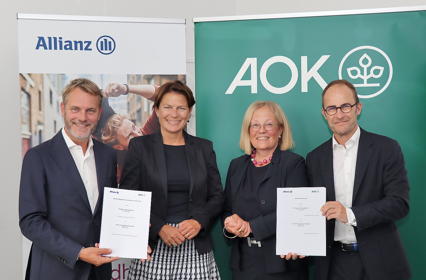 Unterzeichnung der neuen Kooperation (von links nach rechts im Bild): Daniel Bahr, Vorstand der Allianz Private Krankenversicherung, Nina Klingspor, Vorstandsvorsitzende der Allianz Private Krankenversicherung, Dr. Irmgard Stippler, Vorstandsvorsitzende der AOK Bayern, Stephan Abele, stellvertretender Vorstandsvorsitzender der AOK Bayern.