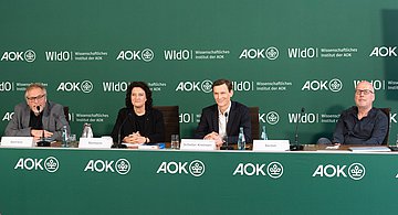 Podium der Pressekonferenz