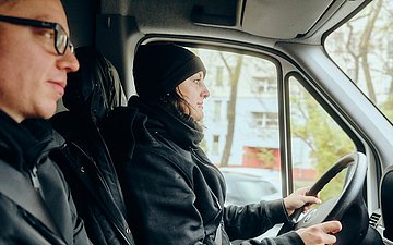 Einsatzkräfte Luisa Raber und Richard Rosenberger fahren im Arztmobil.