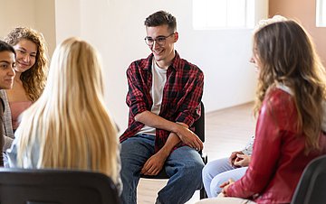 neue Selbsthilfe-Formate der Deutschen Depressionsliga Foto von jungen Menschen im Stuhlkreis in einer Selbsthilfegruppe