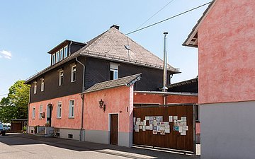 Leben auf einem Pflegebauernhof  Foto: Bild eines großen Hauses, dem Pflegebauernhof in Marienrachdorf.