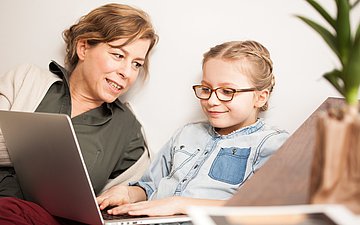 SCHAU HIN! Mutter und Kind vor einem Laptop