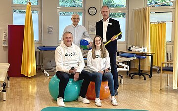 Gemeinsames Engagement f&uuml;r mehr Bewegung und Gesundheitspr&auml;vention: Peter Georgas-Frey, Leiter der Therapie der Fachkliniken Wangen, und Klinikdirektor Ste-fan Richter (hinten, von links) sowie AOK-Gesch&auml;ftsf&uuml;hrer Markus Packmohr und Pr&auml;ventionsexpertin Sabrina Fernsemer von der AOK Bodensee-Oberschwaben freuen sich &uuml;ber die neue Kooperation.