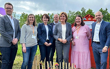 Bild von Beteiligten beim Spatenstich f&uuml;r das Geb&auml;ude von netw&auml;rme e.V.