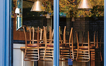 Foto von zusammengestapelten St&uuml;hlen in einem Restaurant