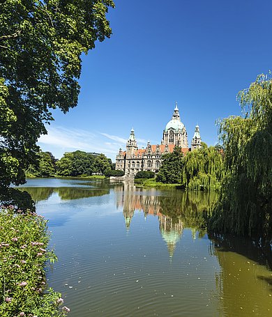 Foto: Blick auf die Leine, im Hintergrund das Schloss