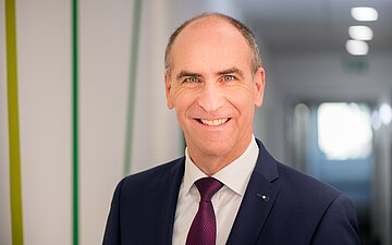 Portr&auml;tfoto von Detlef Lamm auf dem Flur der Zentrale der AOKHessen