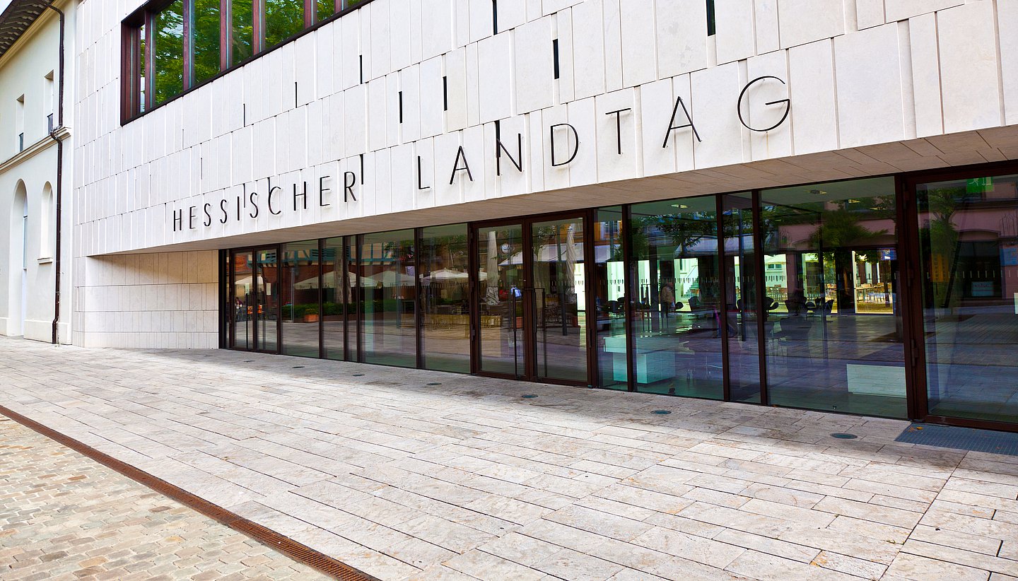 Fassade hessischer Landtag in Wiesbaden.