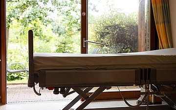 Foto: Eins der zwölf Betten auf der Palliativstation am Klinikum Links der Weser.