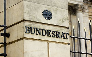 Bundesrat Foto vom Schriftzug "Bundesrat" am Gebäude der Länderkammer