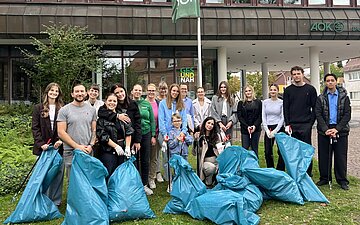 Das Team Sindelfingen steht am World Cleanup Day 2026 mit M&uuml;lls&auml;cken vor dem AOK-Geb&auml;ude.