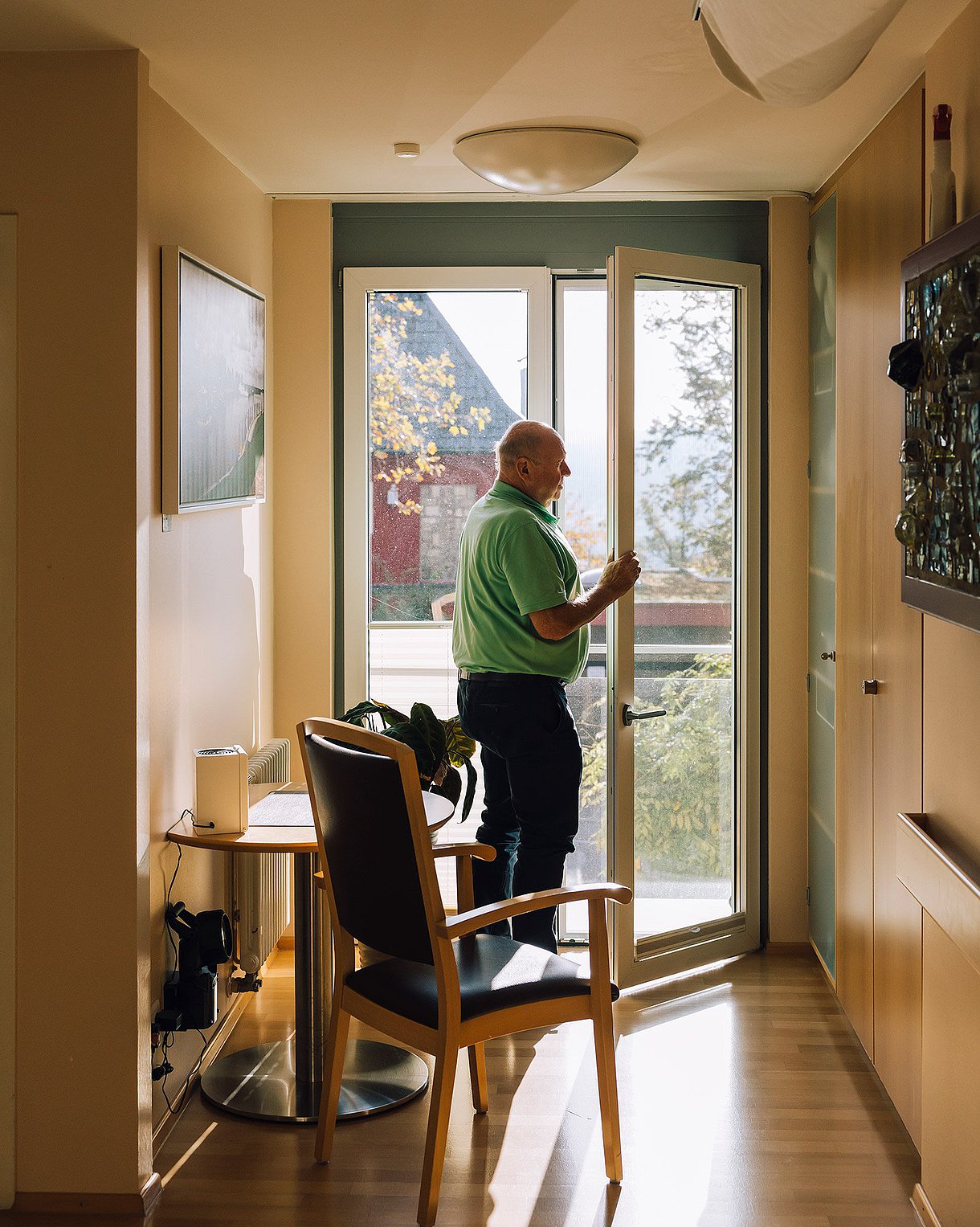 Foto von Peter Engeser am Fenster eines Hospizzimmers