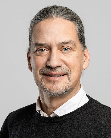 Foto: Jakob Maske, Bundespressesprecher des Berufsverbandes der Kinder- und Jugend&auml;rzt*innen e. V. (BVKJ).