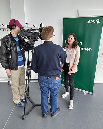 Alisa Hartmann Alisa Hartman steht vor einer Videokamera