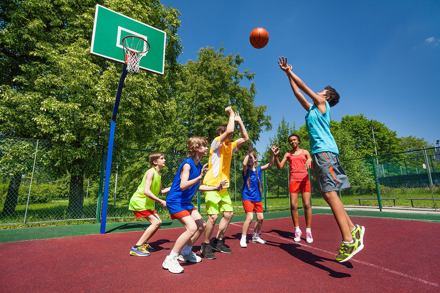 Das Foto zeigt Jugendliche beim Streetbasketball.