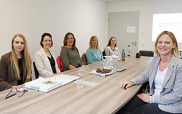PiP-Team Karolinenstift mit Meike Scheer Das PiP-Team des Karolinenstifts am Konferenztisch