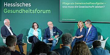 Teilnehmer des Hessischen Gesundheitsforums 2026 diskutieren &uuml;ber die Zukunft der Pflege.