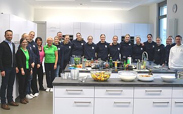 Ein gemeinsames Gruppenfoto von SUN und AOK in einer K&uuml;che.