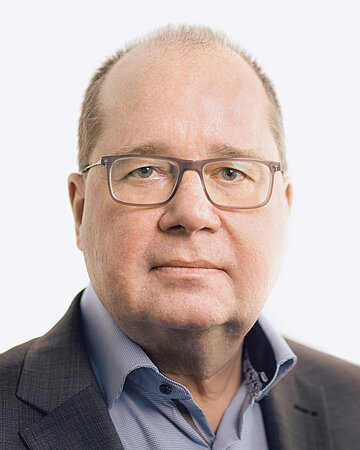Portr&auml;t von Hajo Zenker, Wirtschaftskorrespondent der Neuen Berliner Redaktionsgesellschaft