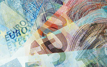 Nahaufnahme überlappender Geldscheine.