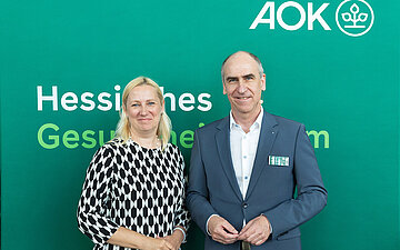 Das Bild zeigt die Hessische Gesundheitsministerin Diana Stolz und Detlef Lamm.