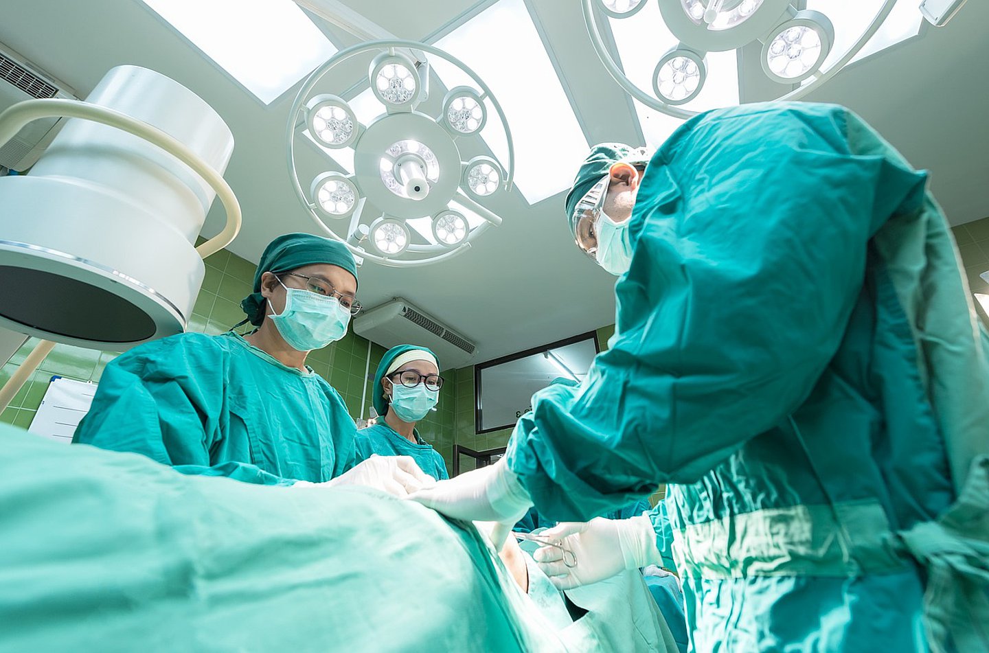 Ärzte im Operationssaal eines Krankenhauses