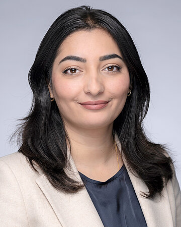 Foto: Portr&auml;t von Reem Alabali-Radovan (SPD), Beauftragte der Bundesregierung f&uuml;r Migration, Fl&uuml;chtlinge und Integration sowie Beauftragte der Bundesregierung f&uuml;r Antirassismus.