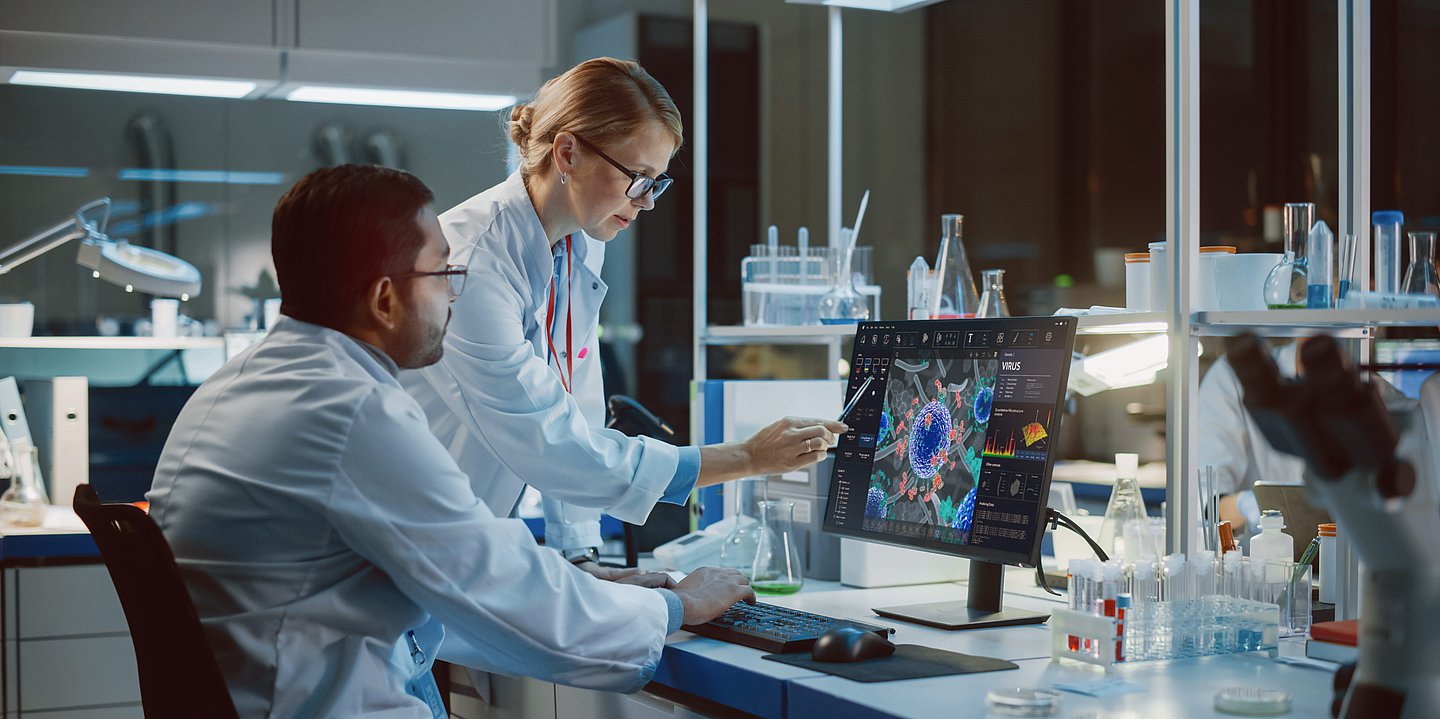 Zwei Radiologen werten Daten und Bilder auf deren Computer aus.