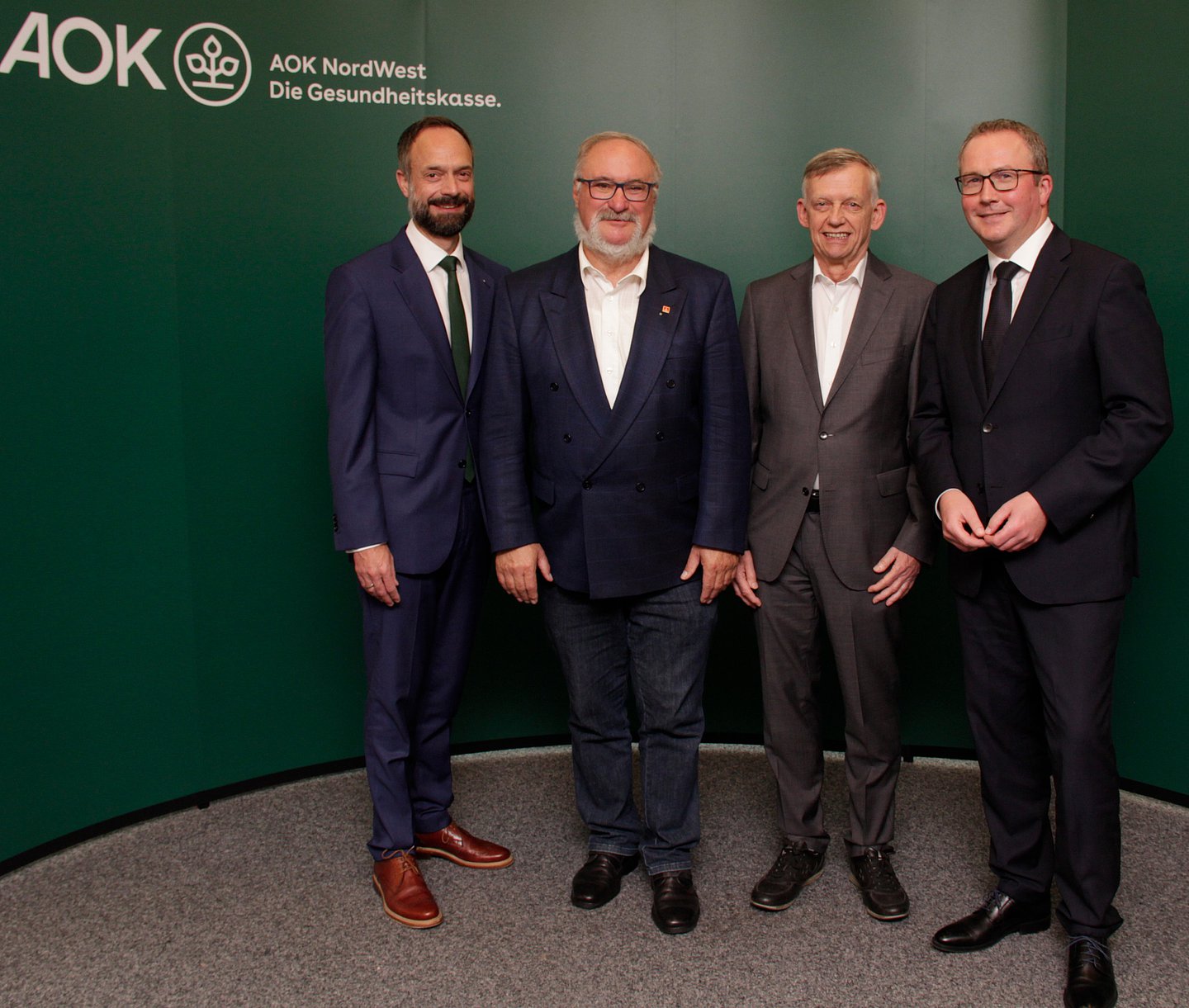 Auf dem Foto ist der Vorstand und Verwaltungsrat der AOK NordWest zu sehen.
