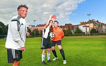 Maja Wallstein macht ein Selfie mit Ex-HSV-Profi Richard Golz