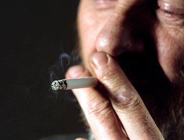 Ein Mann raucht eine Zigarette.