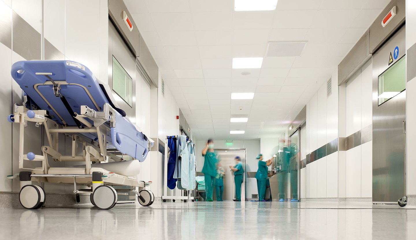 Operationskorridor im Krankenhaus - Personen mit medizinischer Kleidung im Krankenhausflur