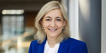 Foto: Porträt von Bundesgesundheitsministerin Nina Warken.