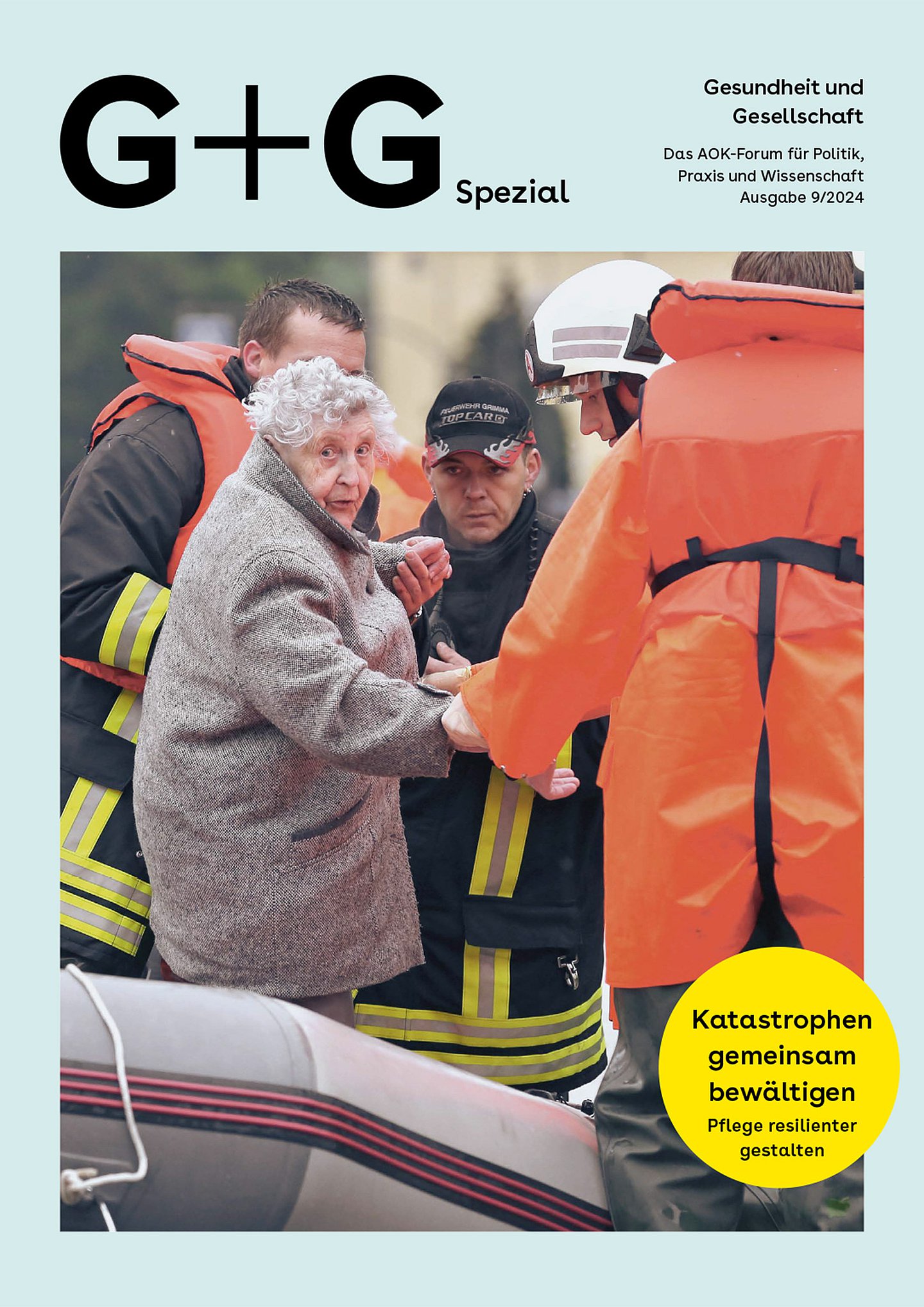 Foto: Titel G+G-Spezial Krisenvorsorge: Ein Rettungsmitarbeiter nimmt eine ältere Frau an die Hand. 